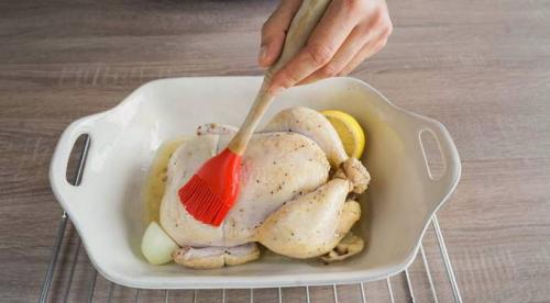 Как запечь курицу в фольге целиком с корочкой. Курица, запеченная целиком в фольге