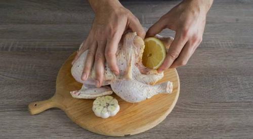 Как запечь курицу в фольге целиком с корочкой. Курица, запеченная целиком в фольге