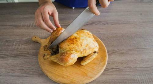 Как запечь курицу в фольге целиком с корочкой. Курица, запеченная целиком в фольге