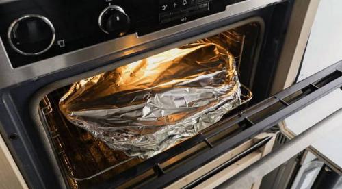 Как запечь курицу в фольге целиком с корочкой. Курица, запеченная целиком в фольге