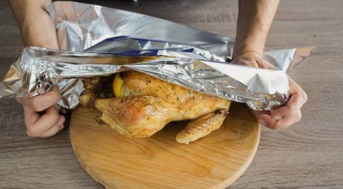 Как запечь курицу в фольге целиком с корочкой. Курица, запеченная целиком в фольге