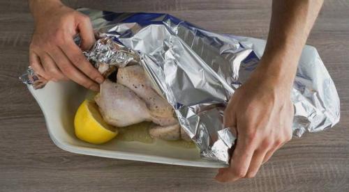 Как запечь курицу в фольге целиком с корочкой. Курица, запеченная целиком в фольге