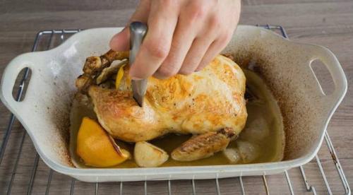 Как запечь курицу в фольге целиком с корочкой. Курица, запеченная целиком в фольге