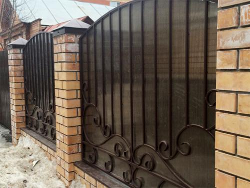 Как крепить поликарбонат к забору. Плюсы и минусы такого ограждения