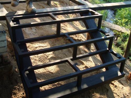 Какие факторы необходимо учитывать при выборе металлического каркаса крыльца. Крыльцо из металлического уголка своими руками.