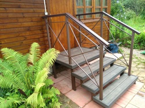 Строительный гид: как сделать крыльцо из профильной трубы 05 Строительный гид: как сделать крыльцо из профильной трубы 05