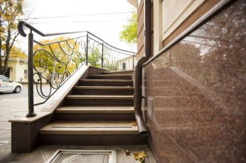 Какие этапы необходимо пройти при установке металлического каркаса крыльца. Цены на сотовый поликарбонат