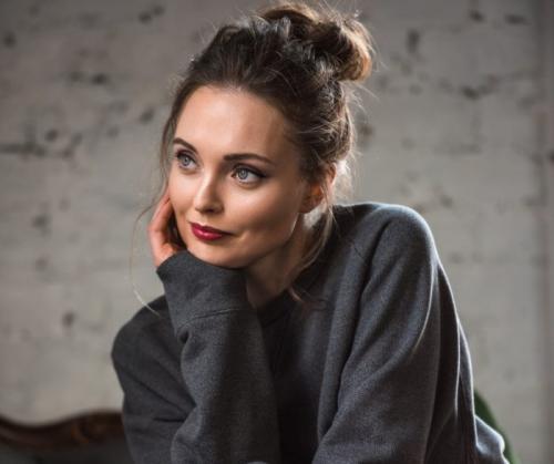 Сочетания с серым в одежде. Кому подходит