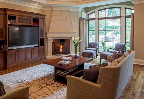 Гостиная в светлых тонах с камином. Интерьер гостиной с камином: 100 фото-идей