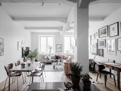 Гостиная в светлых тонах с акцентами. Светлая гостиная: примеры красивого и современного дизайна зала в светлых тонах (120 фото)