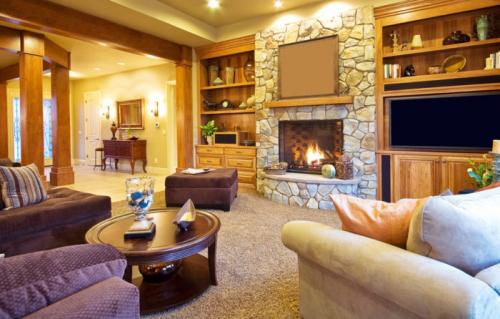 Гостиная в светлых тонах с камином. Интерьер гостиной с камином: 100 фото-идей