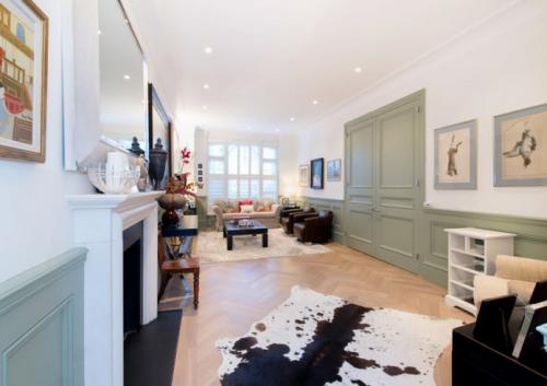 Цвет стен в гостиной со светлым полом. Сочетание светлых полов с остальным интерьером 25