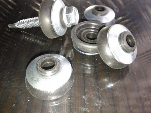 Прокладка между металлом и поликарбонатом. Точечное соединение – крепеж