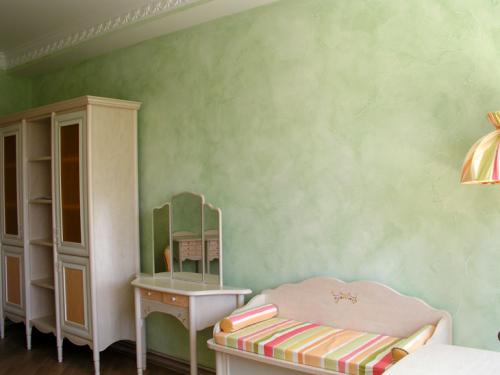 Как сделать стену в детской красивой: поделки и украшения 01