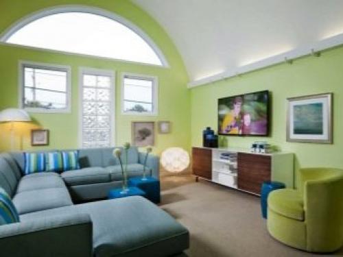 Современный интерьер гостиной в светлых тонах. Потолок, стены и полы 05