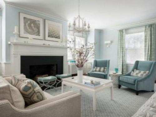 Современный интерьер гостиной в светлых тонах. Потолок, стены и полы 06