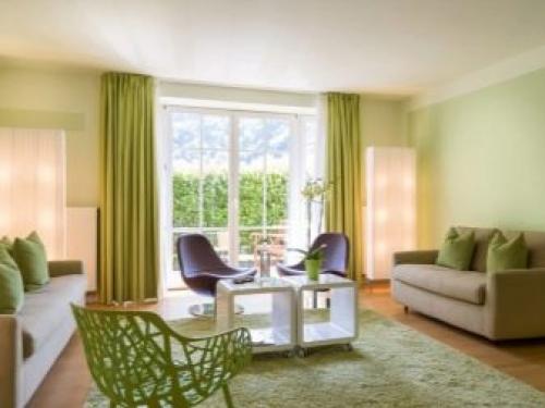 Современный интерьер гостиной в светлых тонах. Потолок, стены и полы 04