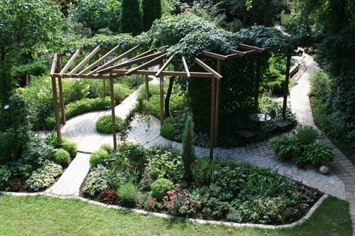 Какие декоративные элементы можно использовать для украшения сада. Малая архитектура. Какие декоративные предметы помогут украсить сад