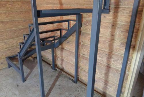 Какие инструменты нужны для сварки косоура из профильной трубы. Преимущества и недостатки такой лестницы