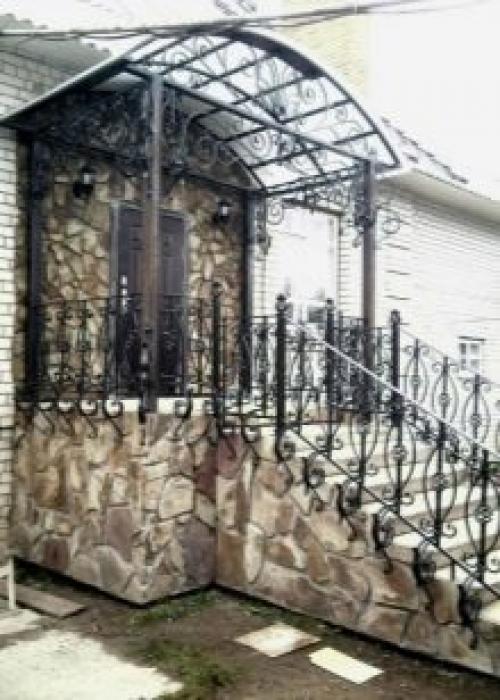 Металлическая лестница на крыльцо: современный и практичный выбор 19