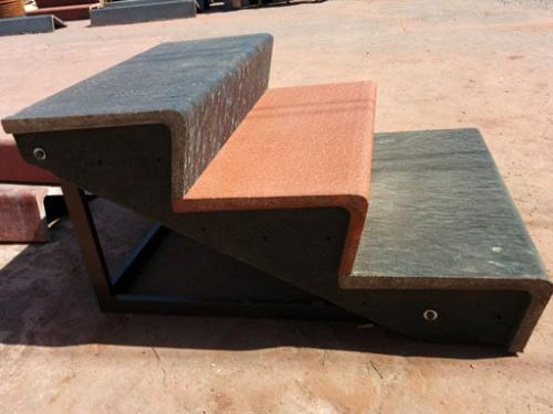 Металлическая лестница на крыльцо: современный и практичный выбор 33