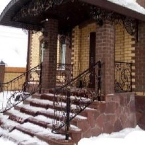 Металлическая лестница на крыльцо: современный и практичный выбор 26