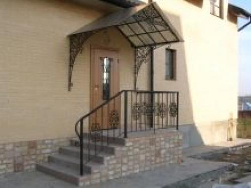 Металлическая лестница на крыльцо: современный и практичный выбор 15