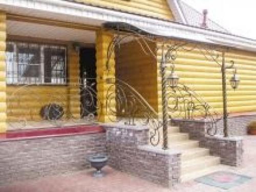 Металлическая лестница на крыльцо: современный и практичный выбор 23