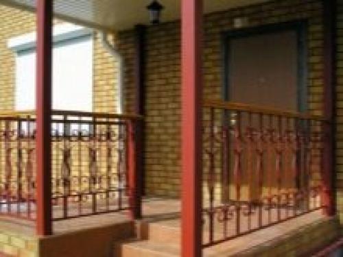 Металлическая лестница на крыльцо: современный и практичный выбор 25