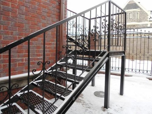 Какие виды металлических лестниц на крыльцо существуют. Виды металлических лестниц