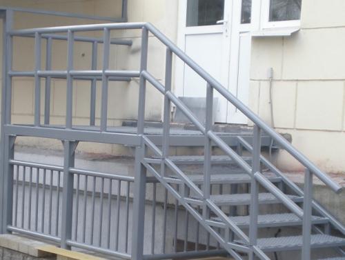 Какие виды металлических лестниц на крыльцо существуют. Виды металлических лестниц