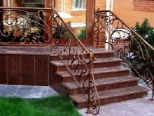 Металлическая лестница на крыльцо: современный и практичный выбор 17