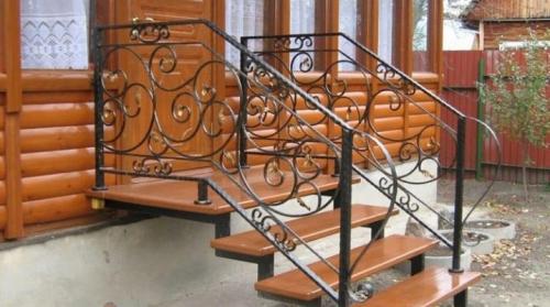 Как выбрать подходящую конструкцию лестницы на крыльцо из металла. Крыльцо из металла для частного дома