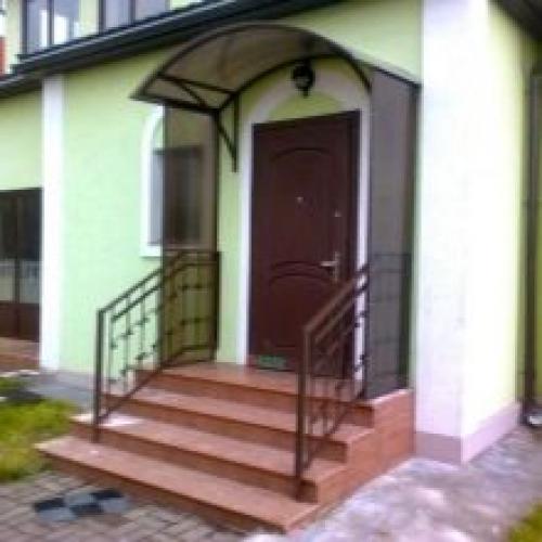 Металлическая лестница на крыльцо: современный и практичный выбор 28