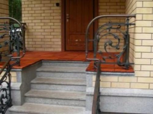 Металлическая лестница на крыльцо: современный и практичный выбор 21