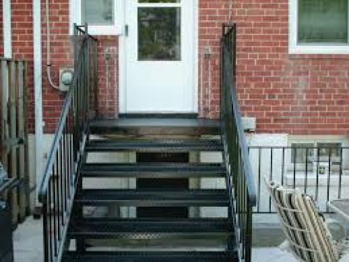 Какие виды металлических лестниц на крыльцо существуют. Виды металлических лестниц