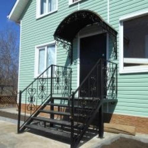 Металлическая лестница на крыльцо: современный и практичный выбор 27