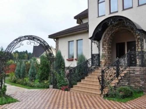 Металлическая лестница на крыльцо: современный и практичный выбор 22