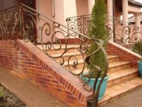 Металлическая лестница на крыльцо: современный и практичный выбор 16