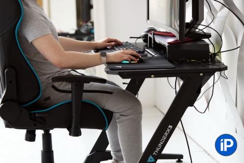 Красивое рабочее место за компьютером.  Настраиваемый стол: ThunderX3 ED7