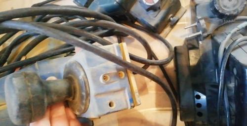 Как снять старую краску с деревянного пола. Использование электрического оборудования для снятия краски 02