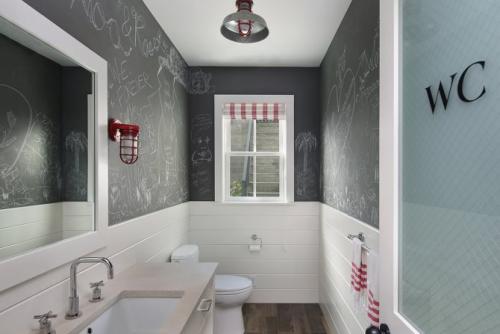 Декор стен в туалете своими руками. Чем отделать стены в туалете?