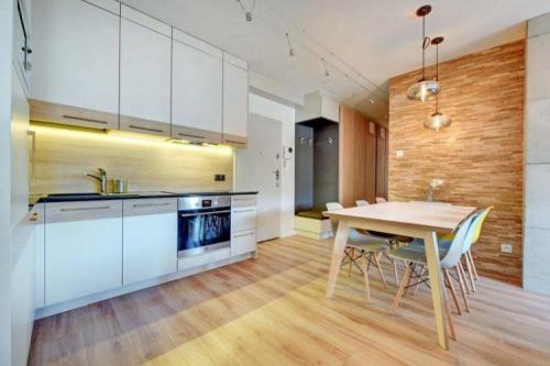 Как совместить обеденный стол с кухонным интерьером. Материалы и оформление