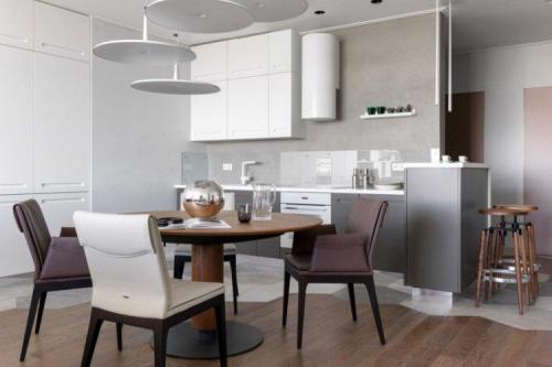 Как совместить обеденный стол с кухонным интерьером. Материалы и оформление