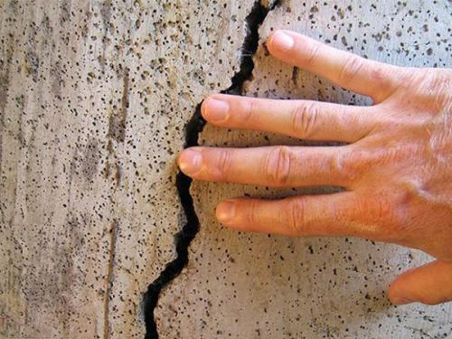 Как укрепить стены старого дома. Как надежно укрепить стену дома, если в ней появилась трещина
