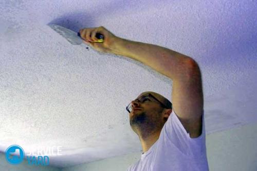 Как очистить потолок от масляной краски. Как очистить потолок от старой краски?