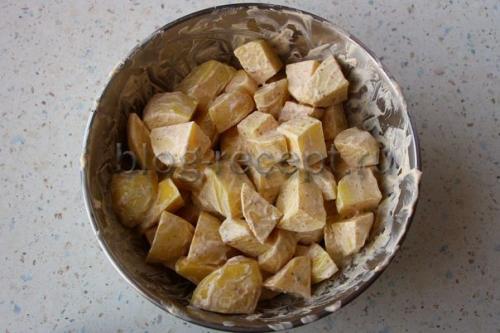 Как запечь курицу в духовке целиком, чтобы была сочной с картошкой. Как вкусно запечь курицу с картошкой в духовке целиком