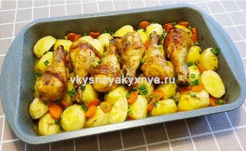 Как запечь курицу в духовке на противне. Как вкусно запечь курицу в духовке кусочками с картошкой?
