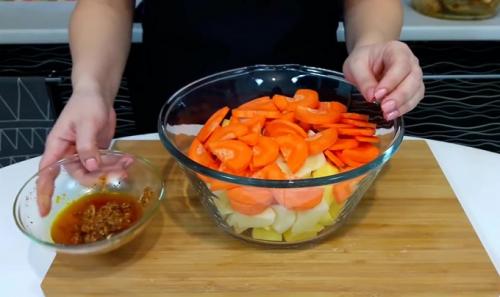 Курица в рукаве с картошкой. Курица с картошкой в духовке в рукаве — 6 самых вкусных рецептов