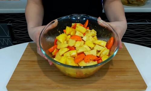Курица в рукаве с картошкой. Курица с картошкой в духовке в рукаве — 6 самых вкусных рецептов